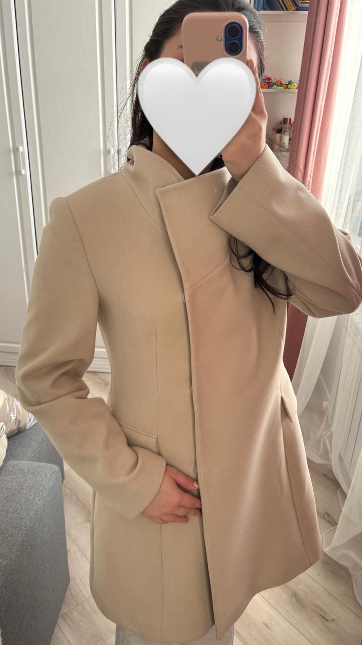 Пальто бежевого цвета