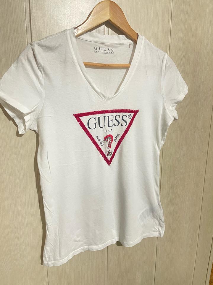 Белая футболка с принтом Guess