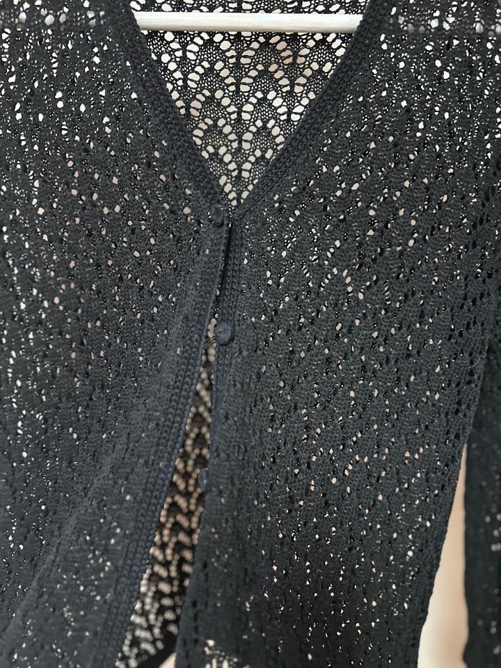 Лёгкий кардиган с деликатной ажурной вязкой