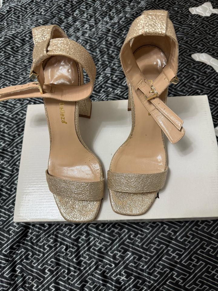 Кожаные босоножки золотистые