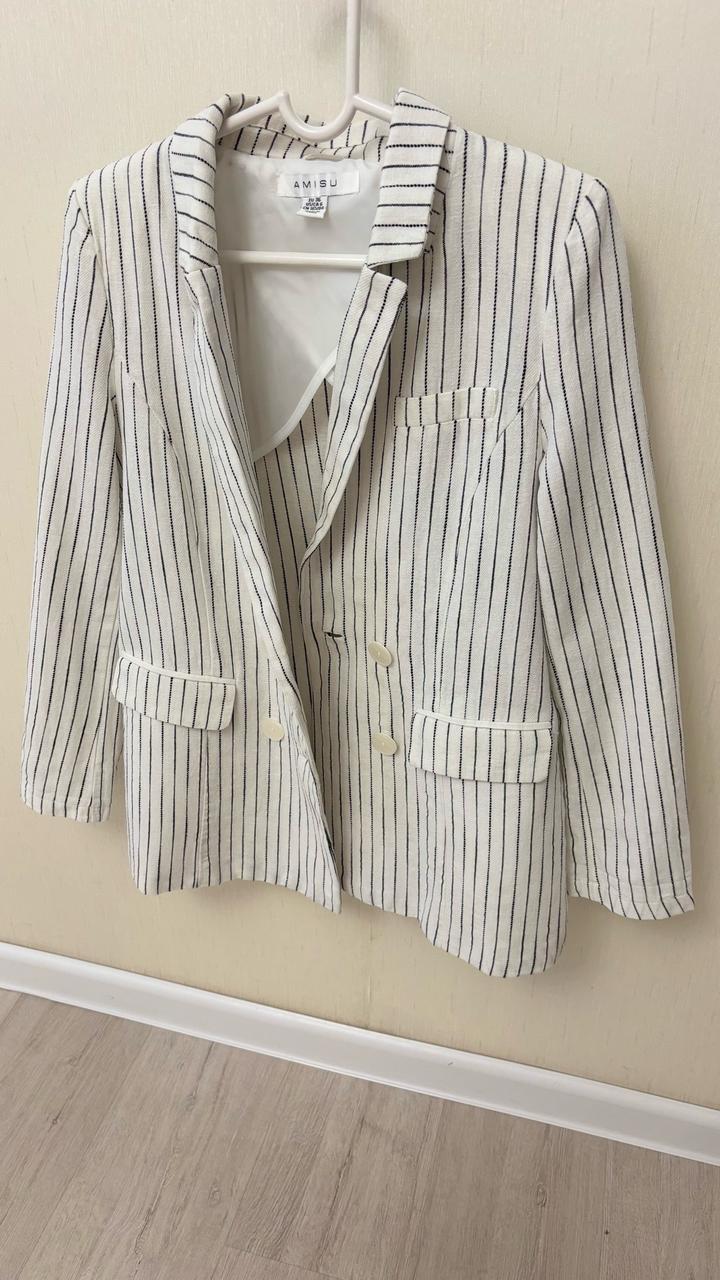 Пиджак в полоску от бренда AMISU