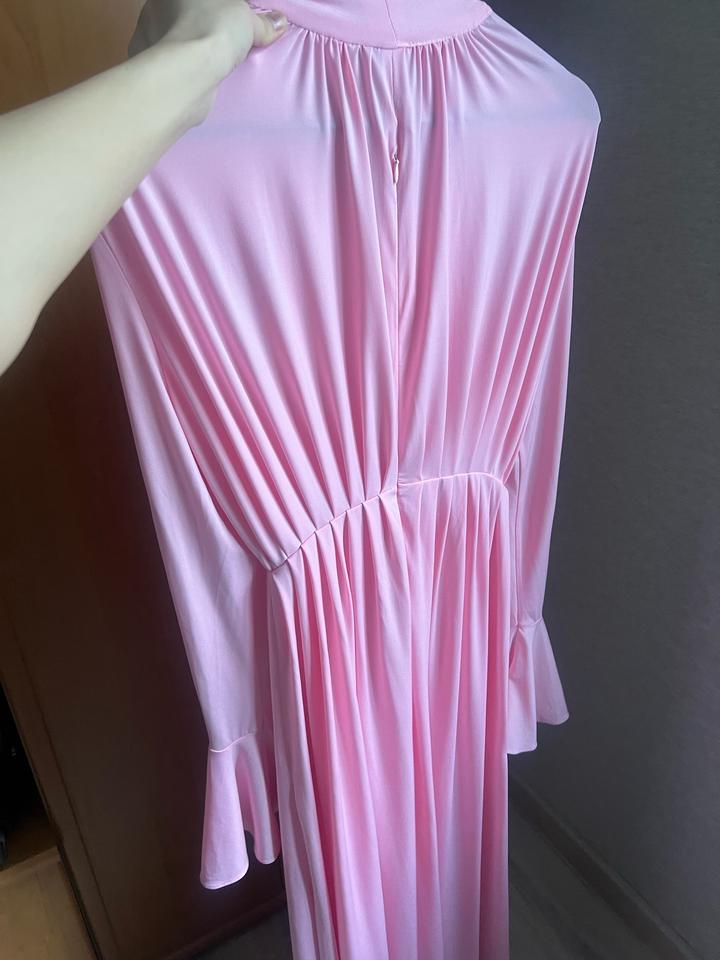 Розовое платье