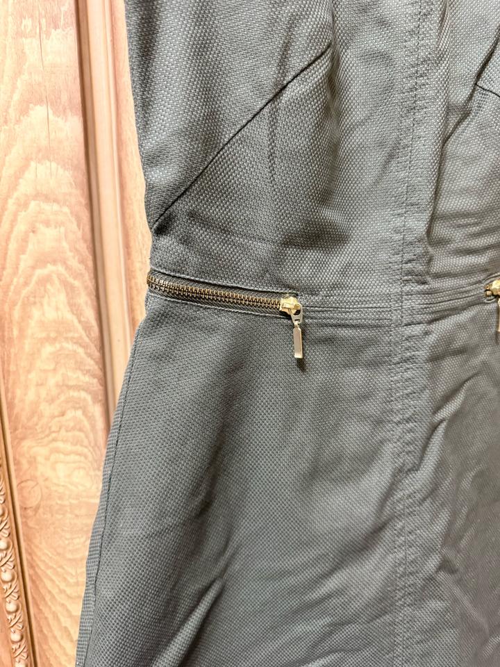 Платье H&M цвета хаки с подкладом и декоративными молниями