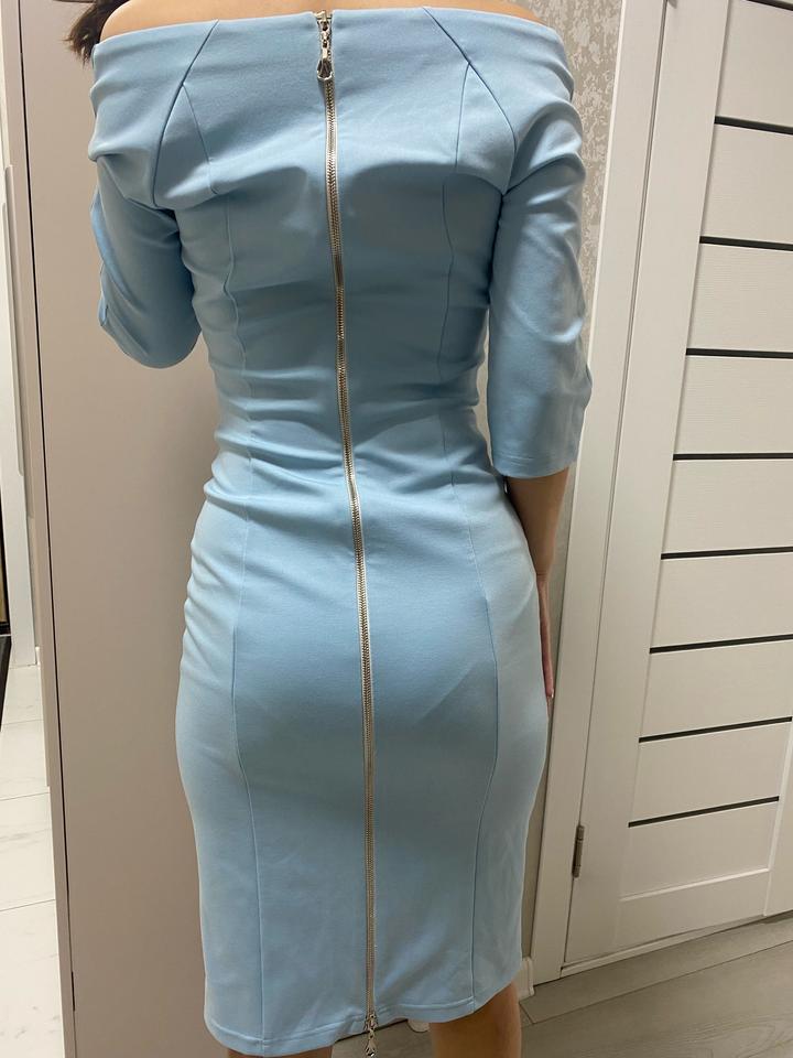 Платье со спущенными плечами