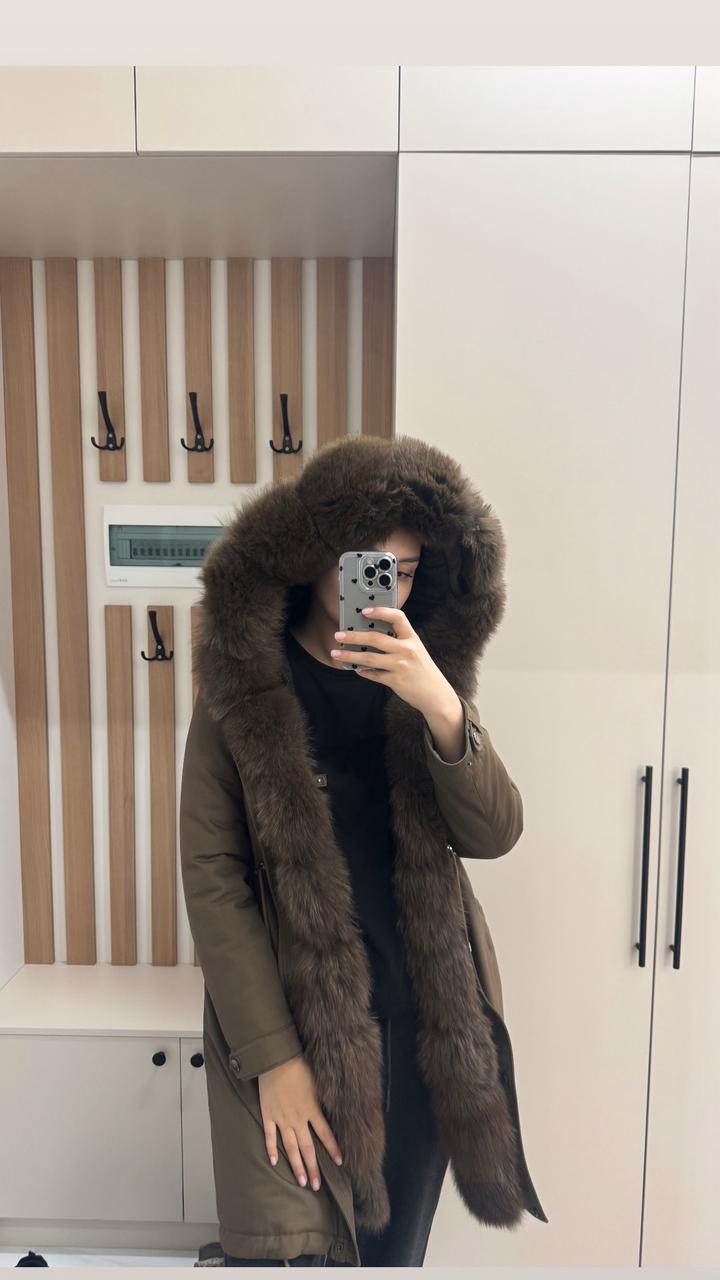 Стильная зимняя парка с натуральным мехом
