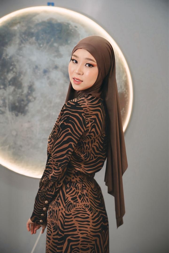 Платье с сочетанием коричневого и черного цвета.