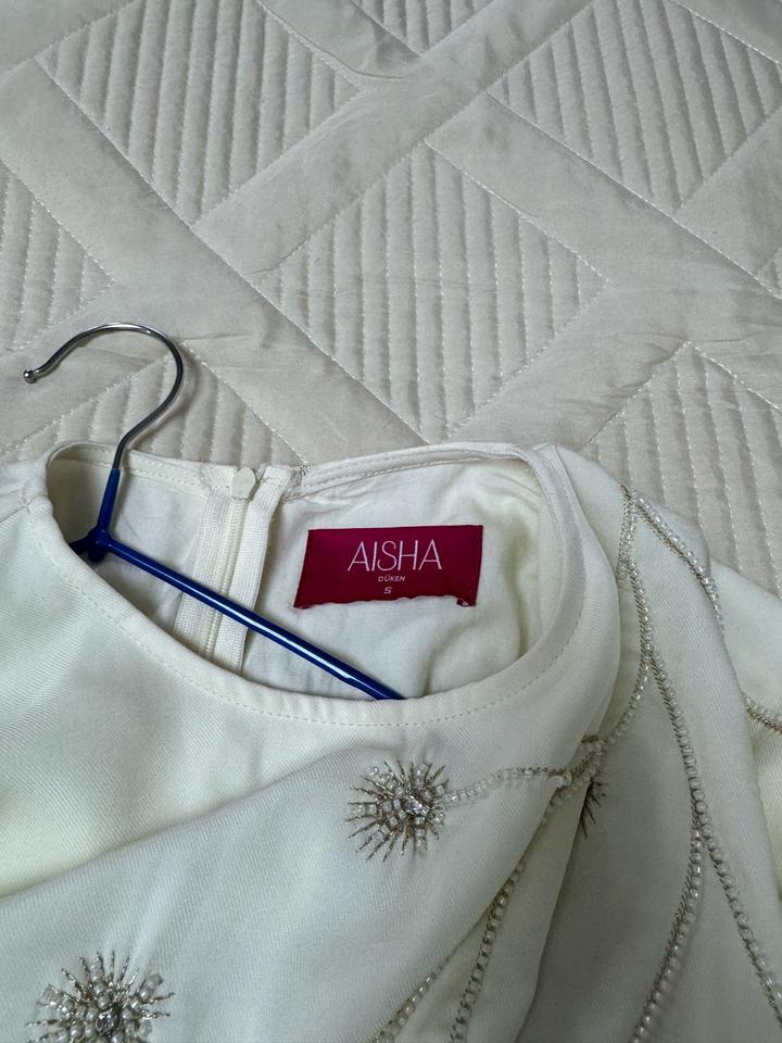 Белое платье на никях