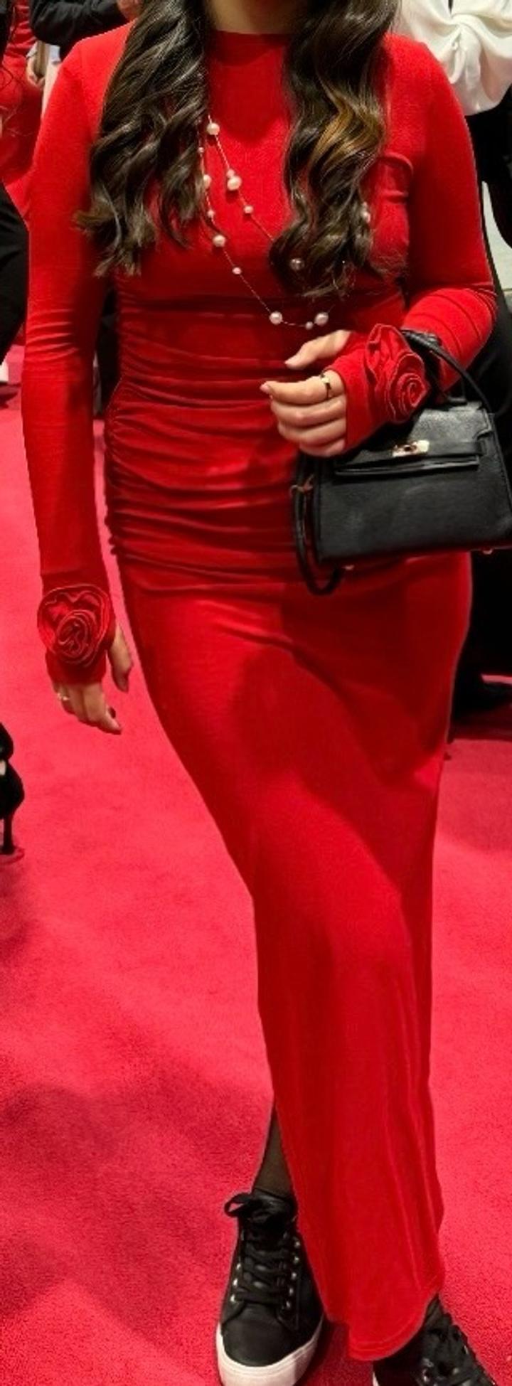 красное платье