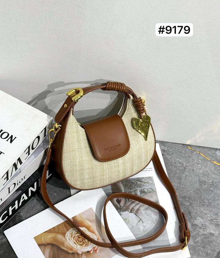 Новинка 😍 В комплекте длинный ремешок ✔️ Длина: 20 см Ширина: 6 см Высота: 14 см