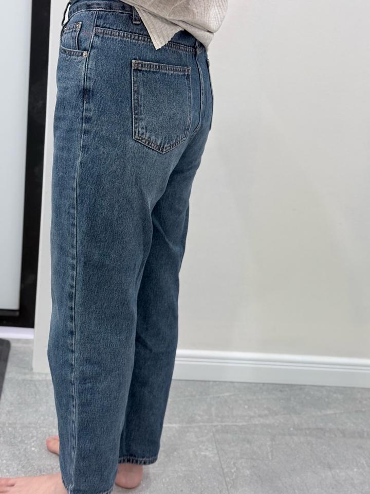 Плотные джинсы на высокой посадке