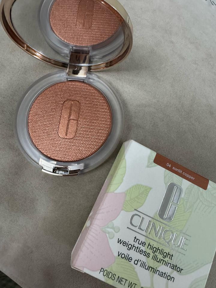 Clinique True Highlight Weightless Illuminator в оттенке 04 Sunlit Copper