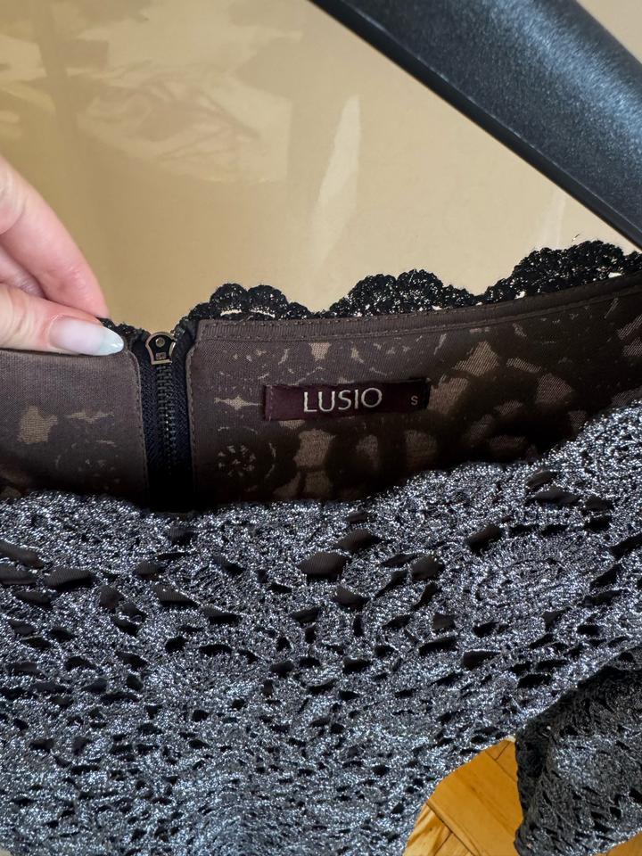 Серое гипюровое платье Lusio