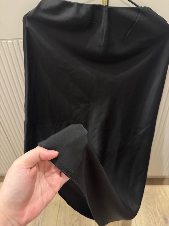 Атласная черная юбка