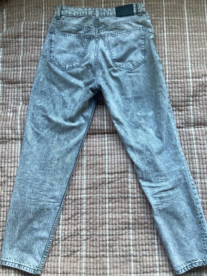серые джинсы MOM Bershka