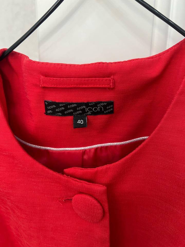 красный удлиленный жакет