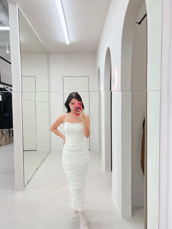 Белое обтягивающие платье