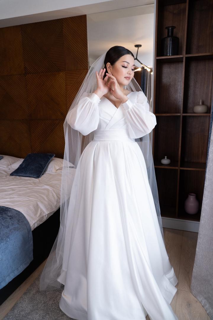 Атласное свадебное платье