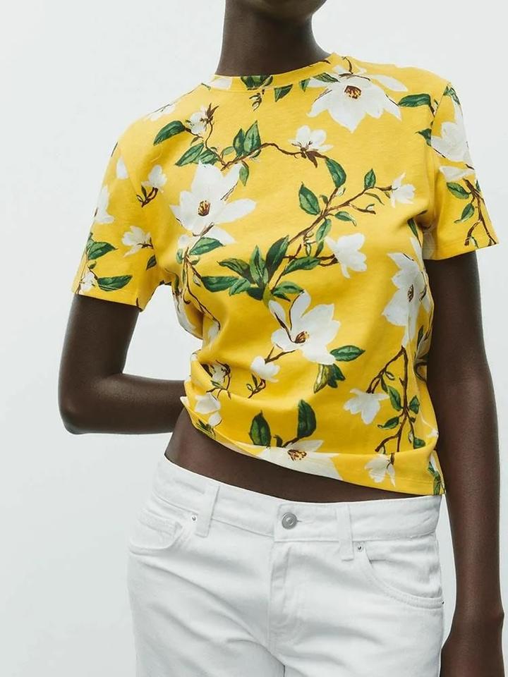 Яркая футболка Zara с цветочным принтом