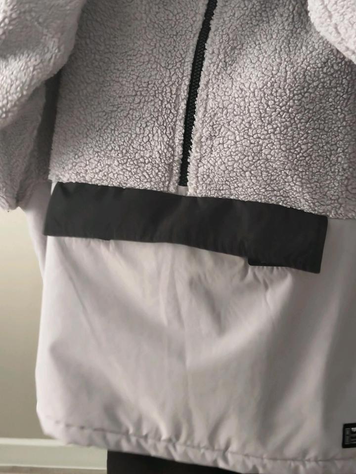 Сиреневый джемпер, верхняя одежда