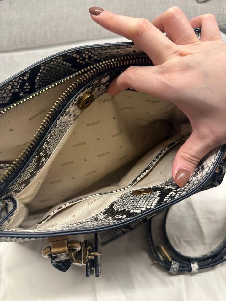 Сумка под питона от Guess