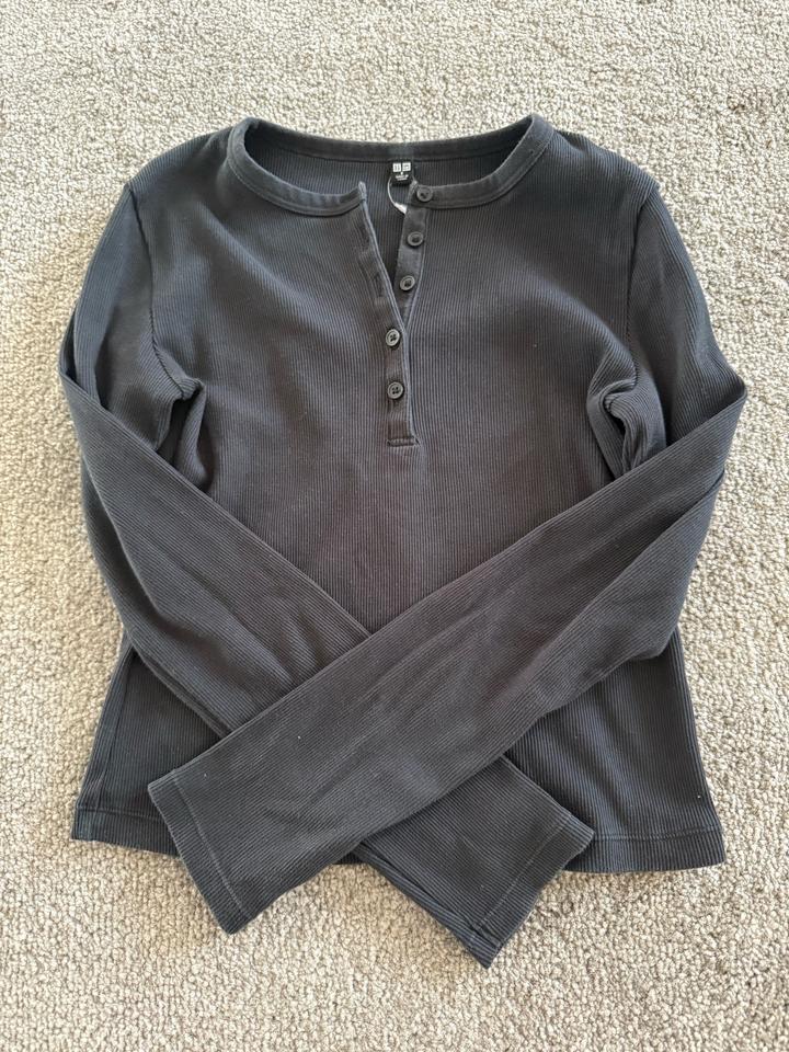 Черный лонгслив от Uniqlo