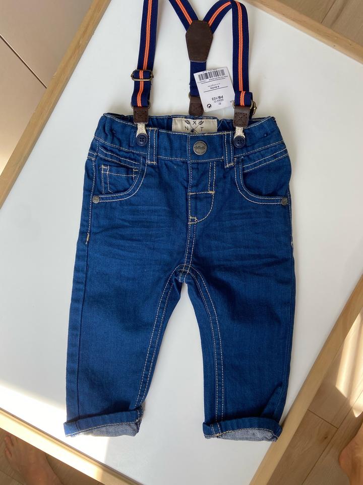 Джинсы Бренда Next с подтяжками, размер 6-9 месяцев.