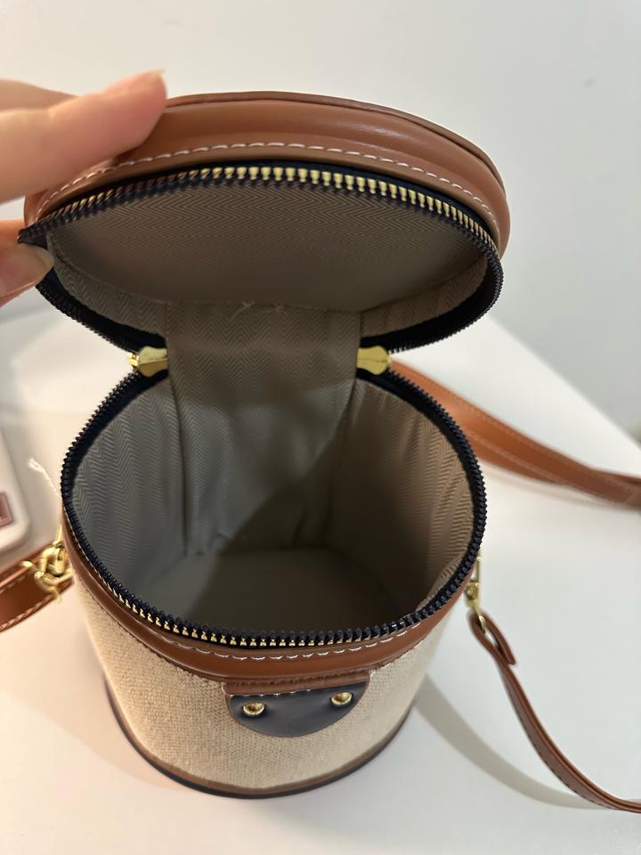 Стильная мини-сумка цилиндрической формы