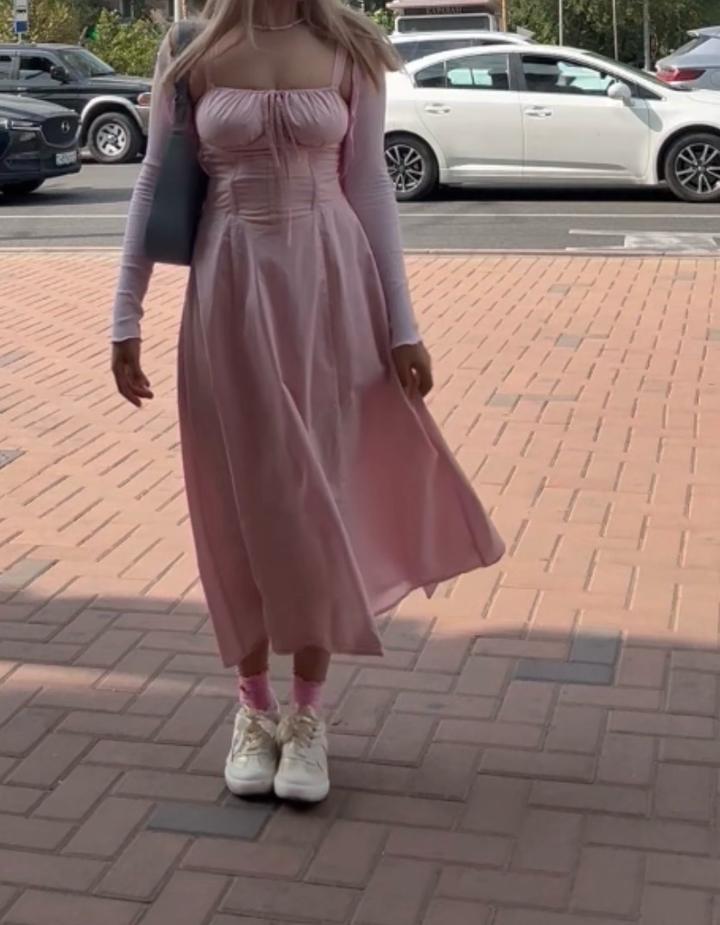 Розовое платье