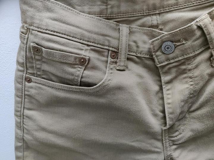 Мужские джинсовые шорты Levi's 502 бежевого (хаки) цвета