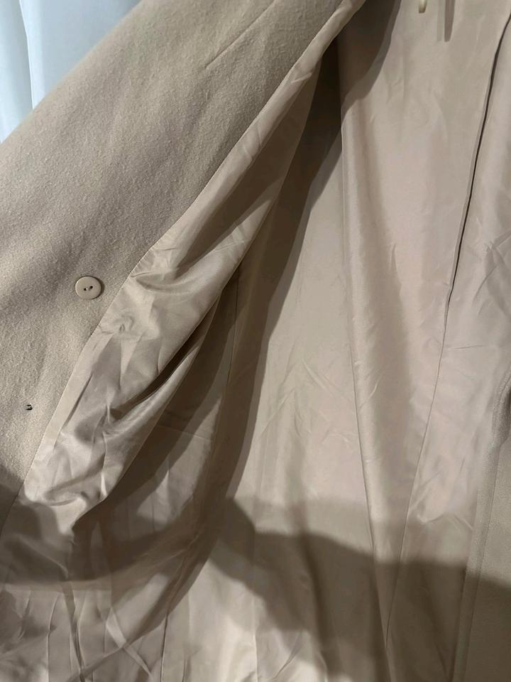 Бежевое пальто Zara