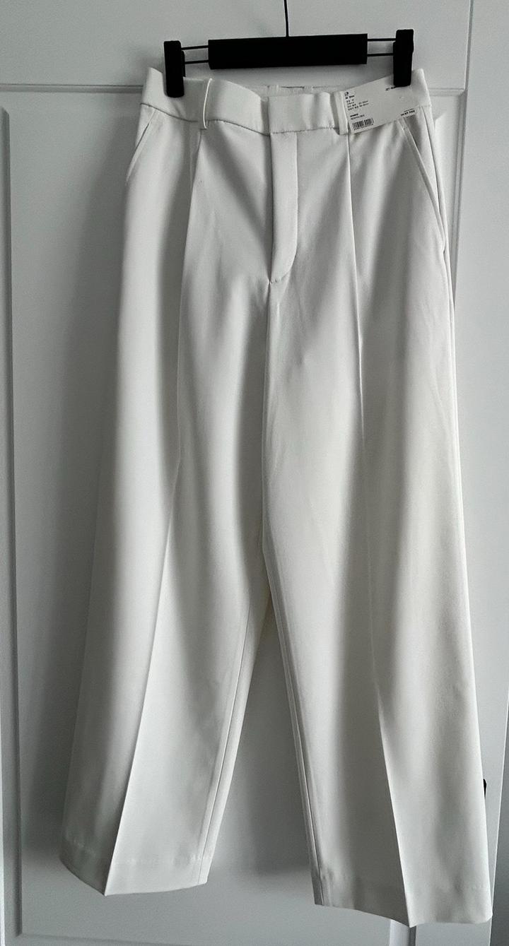 Белые брюки с защипами