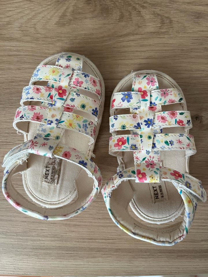 Босоножки next