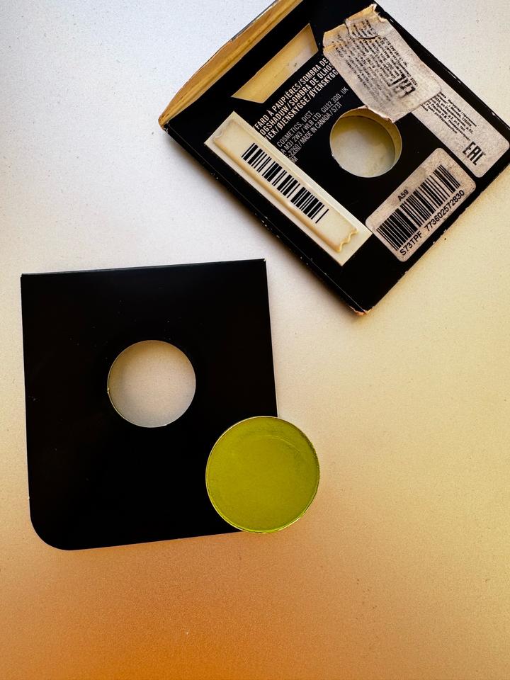 MAC Eye Shadow неоновый зелёный — эффектный цвет