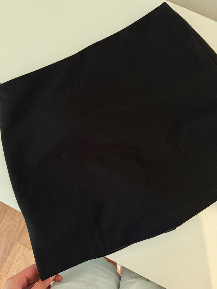 Это бренд no name, обычные чёрная юбка, новая с этикеткой