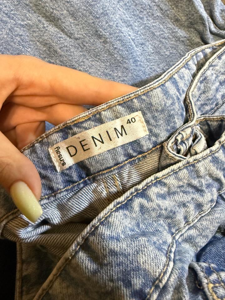 Голубые джинсы