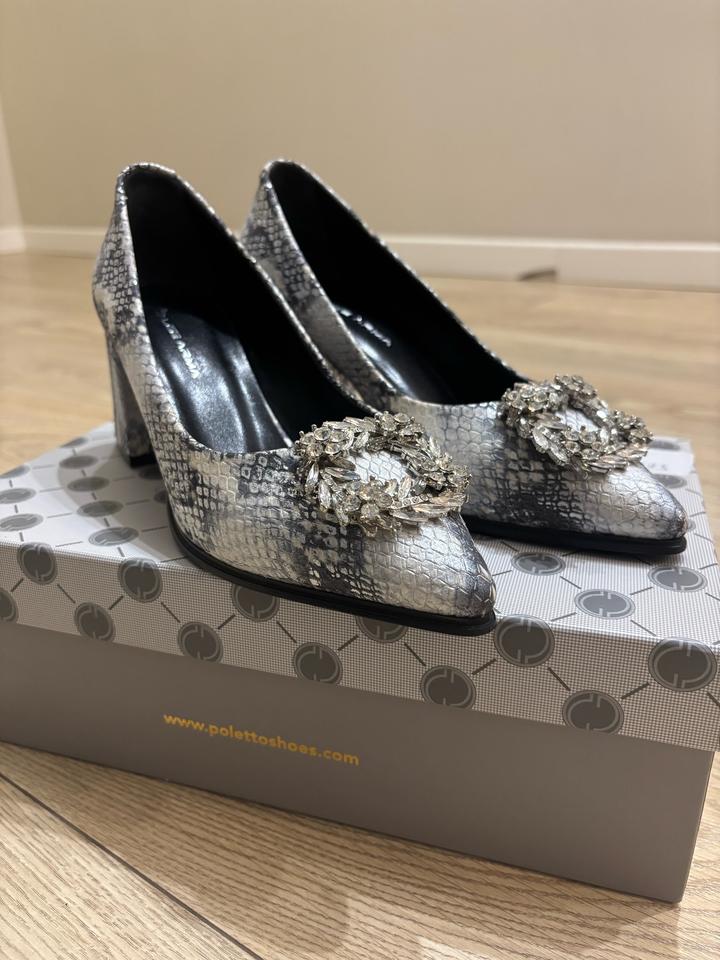 Элегантные кожаные туфли со змеиным принтом — эффектный вариант на выход