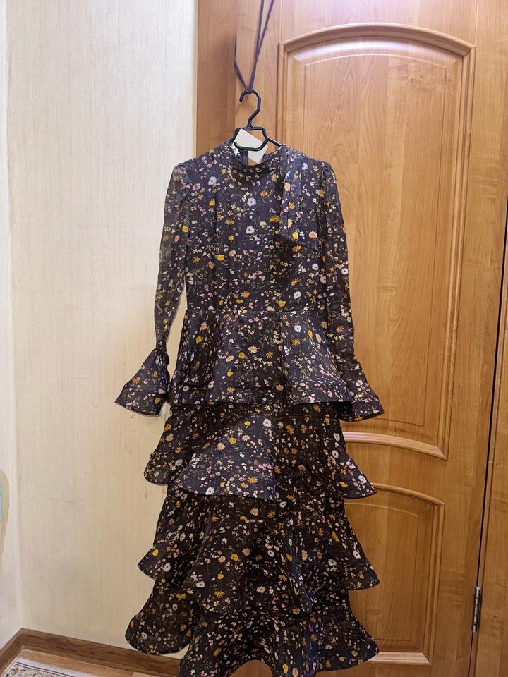 Новое платье с этикеткой.