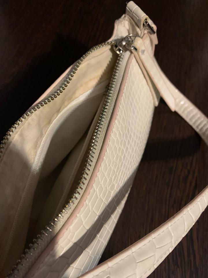 Сумка Stradivarius бежевая лаковая
