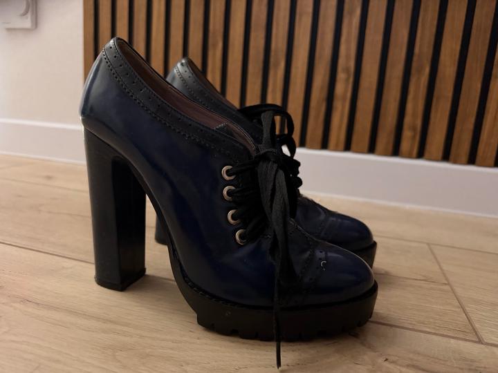 ботильоны на толстом каблуке с платформой и шнуровкой