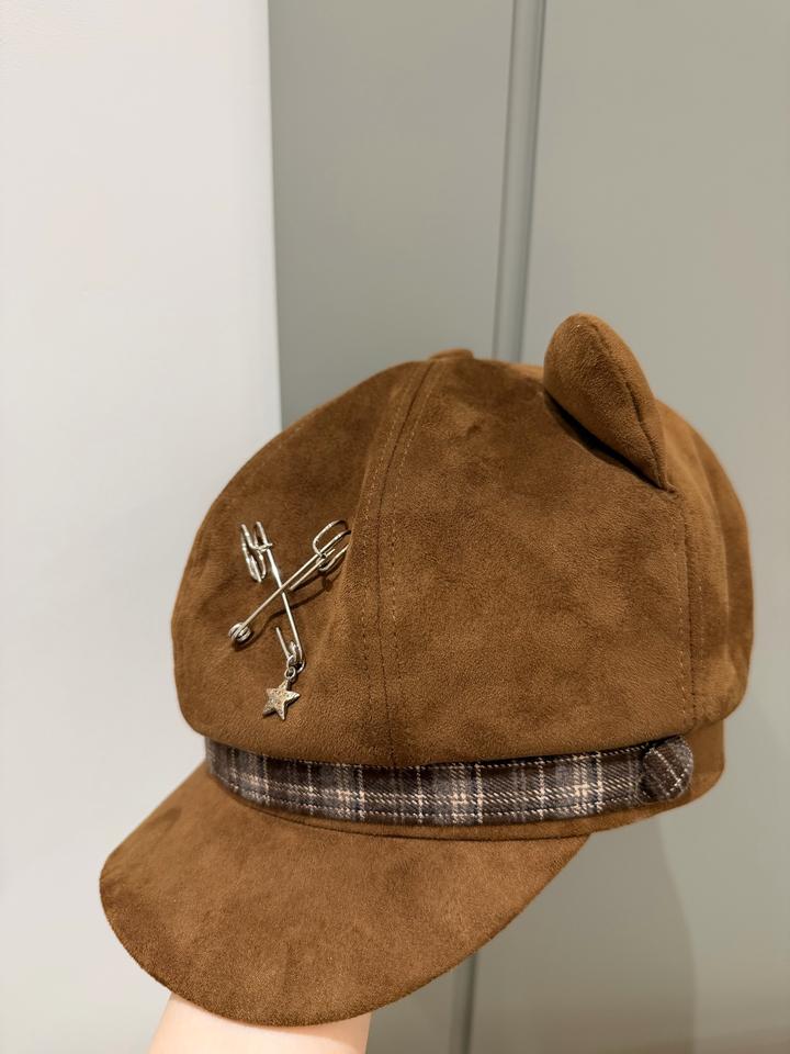 Коричневая шапка с кошачьими ушками