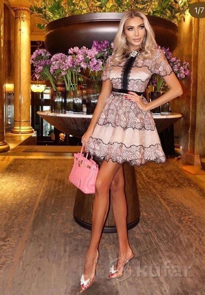 Розовое нарядное платье