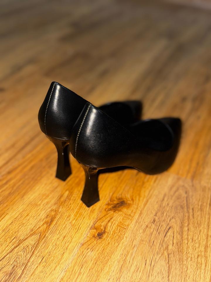 Черные туфли на каблуке