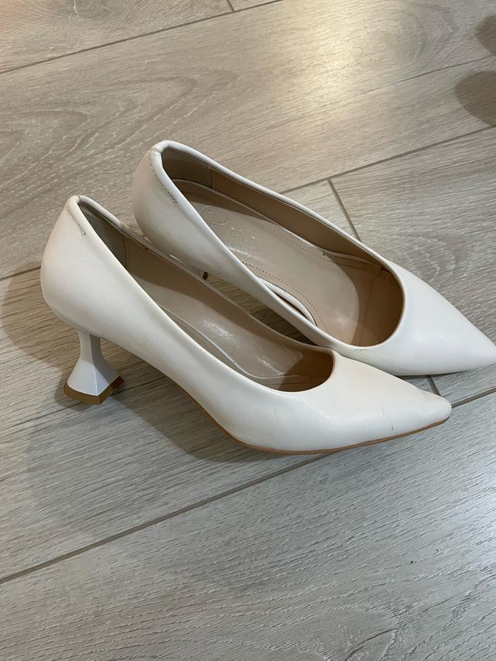 Белые свадебные туфли