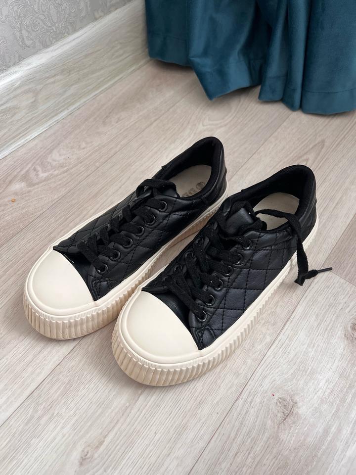 Женские кроссовки