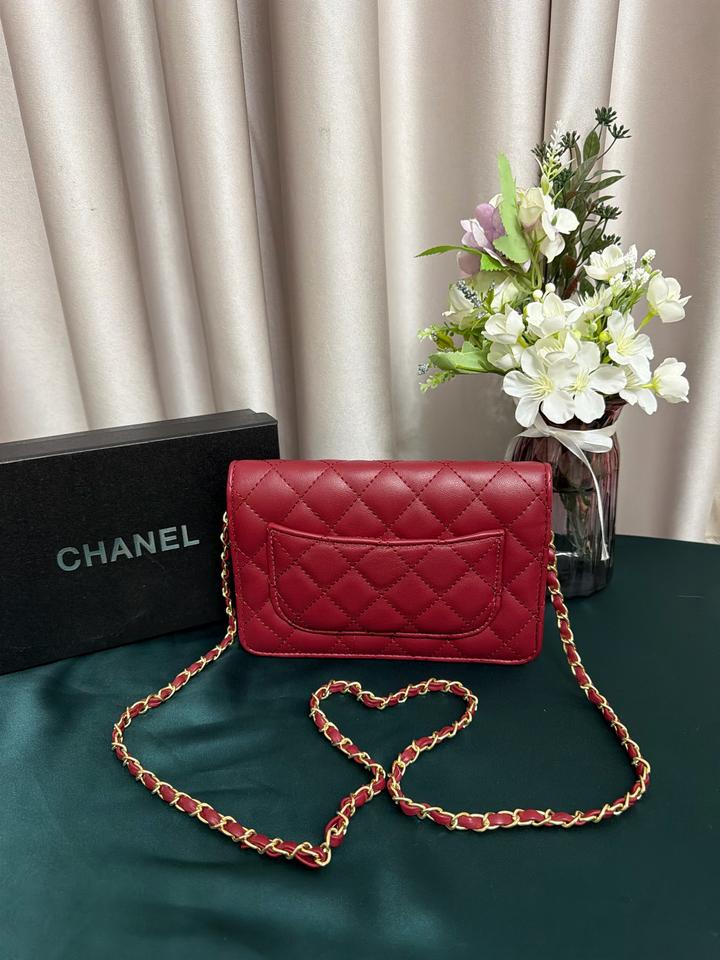 Красная и черная сумка от Chanel