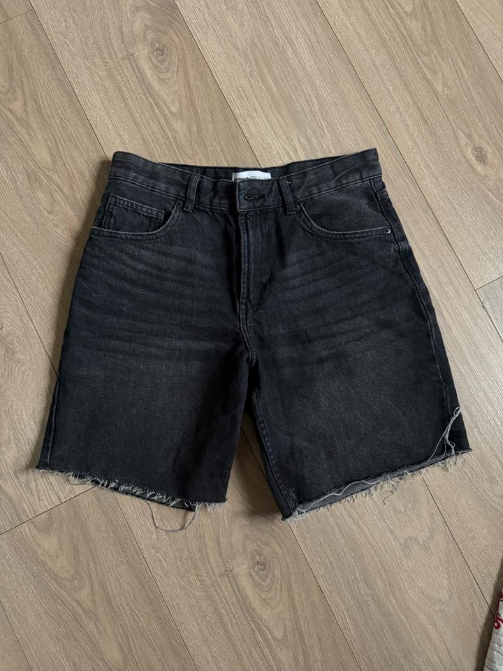 Черные джинсовые шорты Bershka