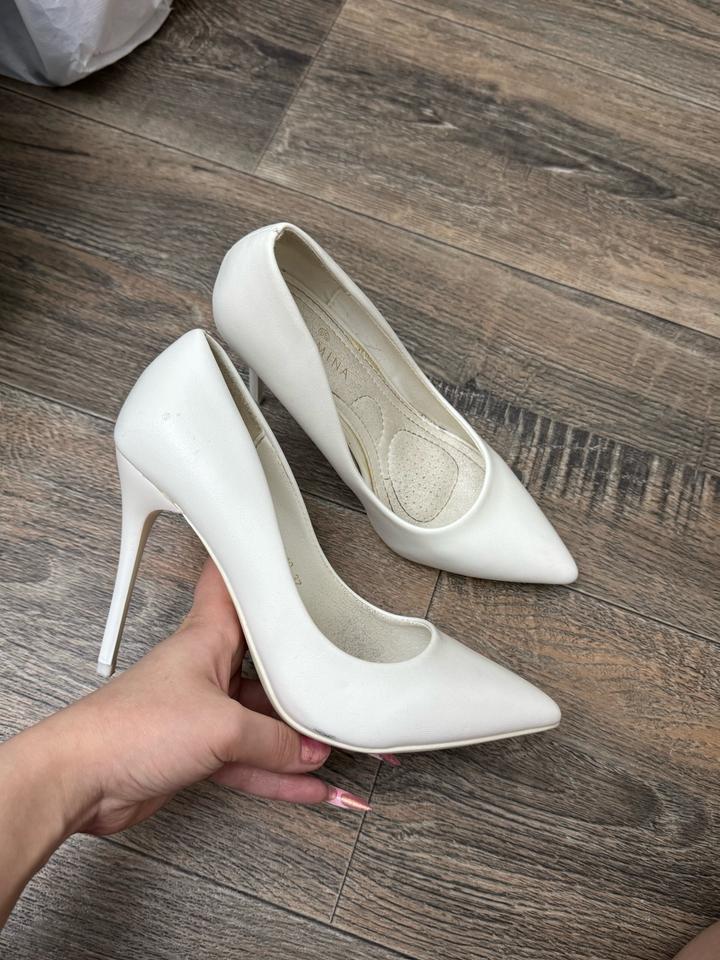 белые классические туфли