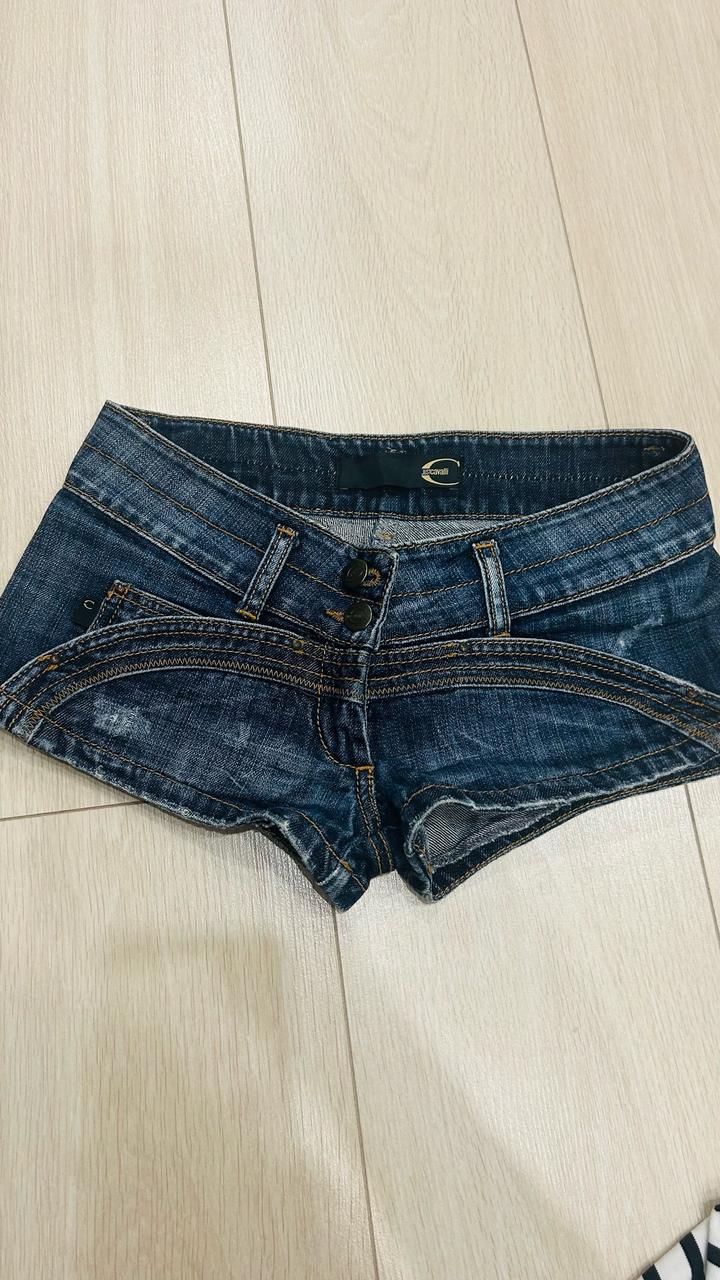 Короткие джинсовые шорты