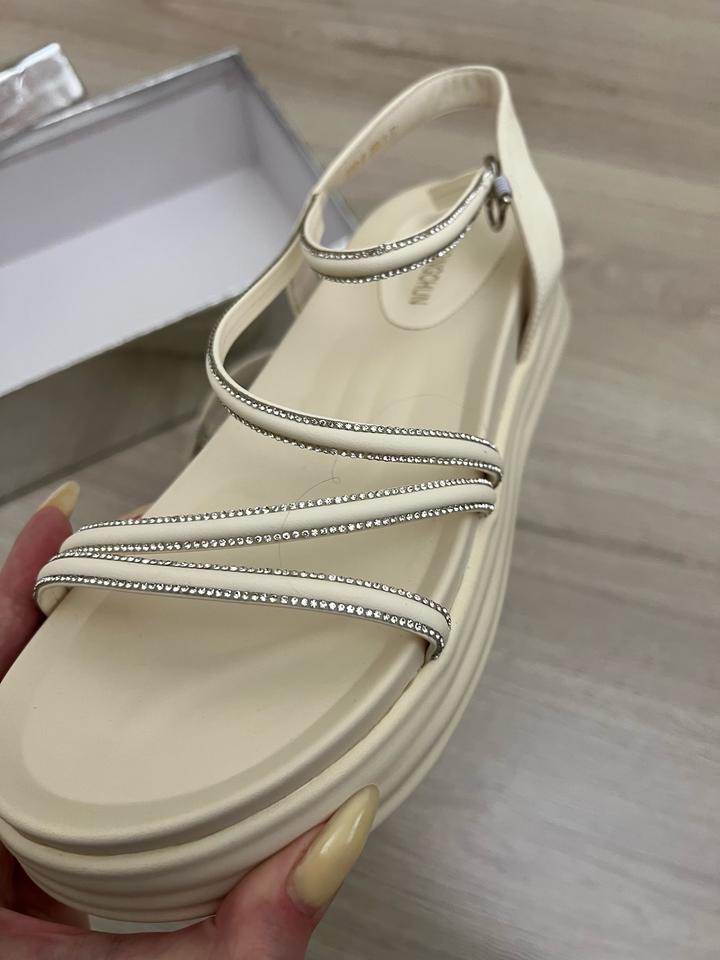 Новые босоножки