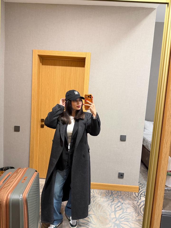 Шикарное приталенное пальто в темном оттенке размер XS-S